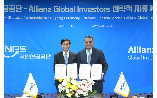 Chairman Kim and CEO Pross holding the signed MOU after the signing ceremony.