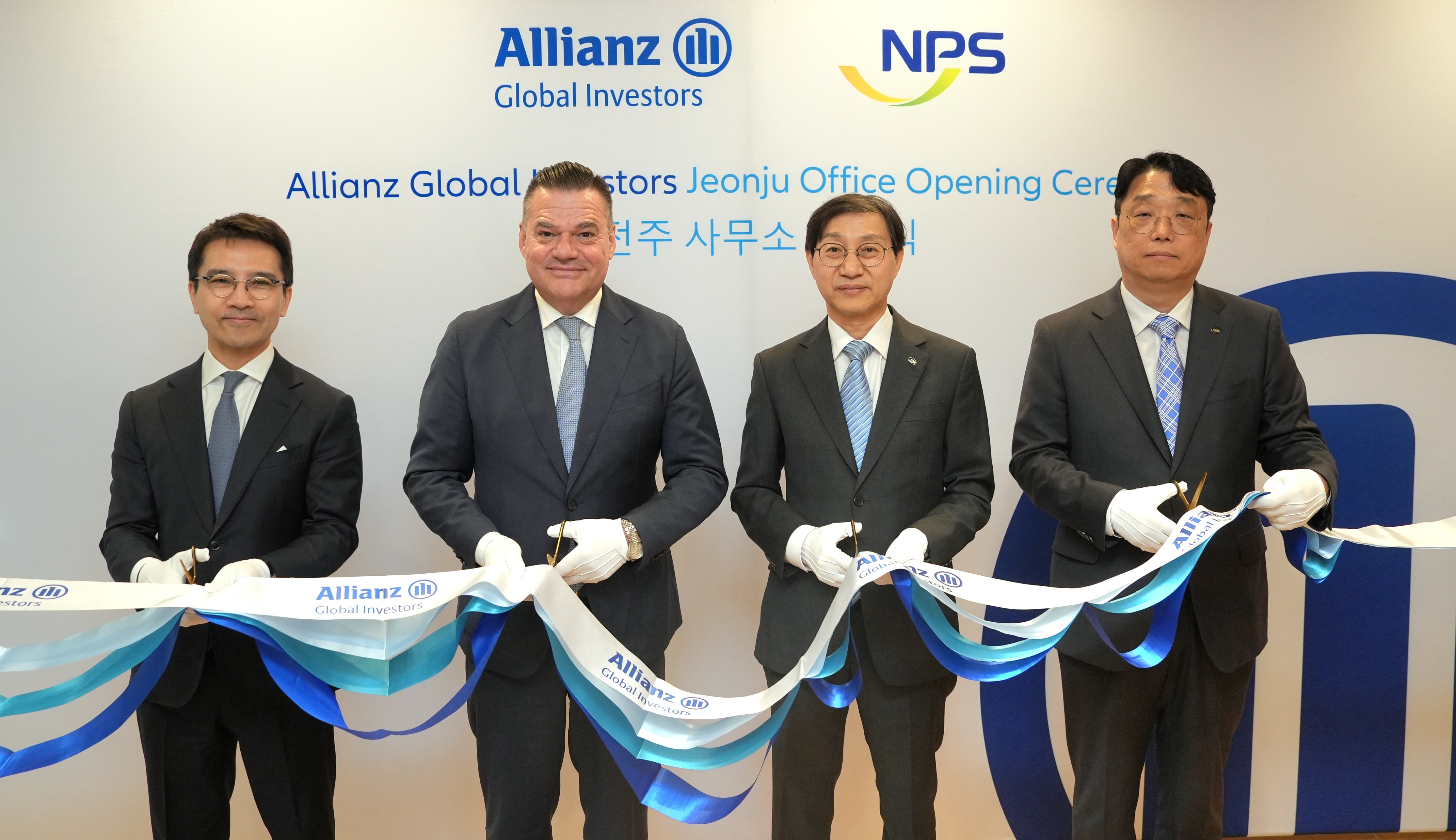 Ribbon cutting ceremony at the opening of Allianz Global Investors’ Jeonju Office, attended by Chairman Kim and CEO Pross.