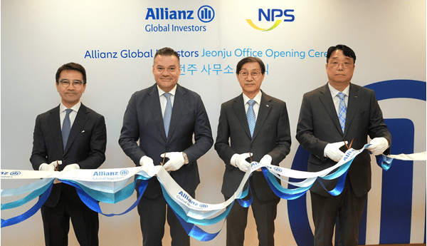 Ribbon cutting ceremony at the opening of Allianz Global Investors’ Jeonju Office, attended by Chairman Kim and CEO Pross.
